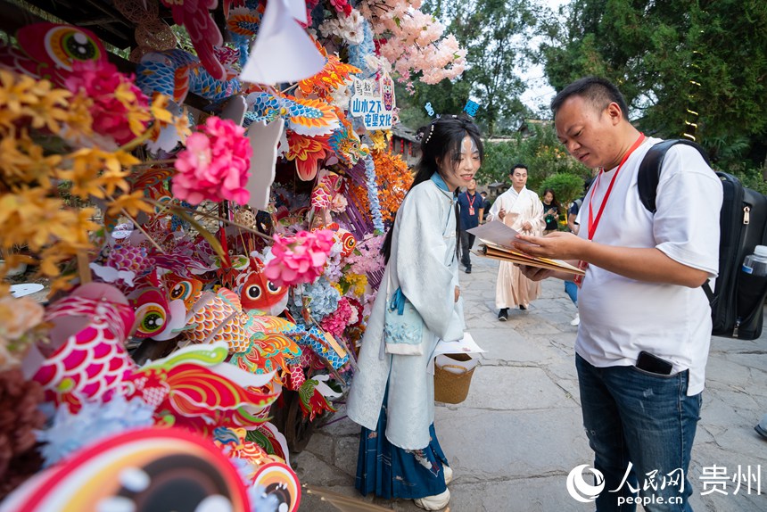 游客在屯堡內猜謎。人民網記者 涂敏攝