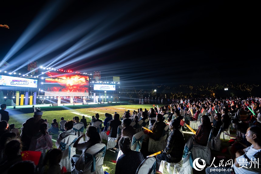 游客參加景區內的草坪音樂會。人民網記者 涂敏攝