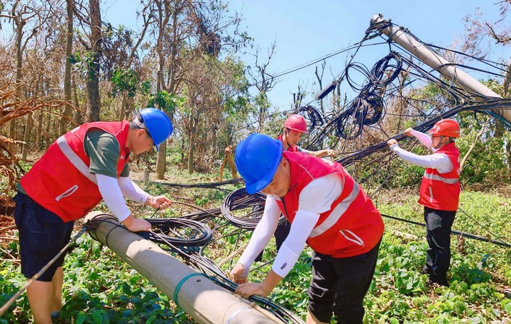 奮戰搶修一線。