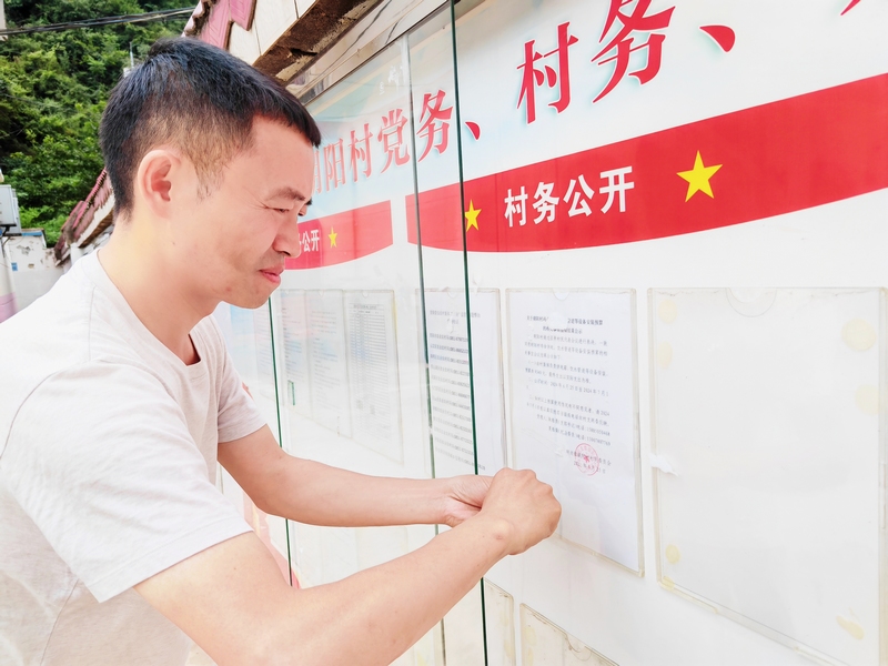 2駐村第一書記施波在整理村務工作