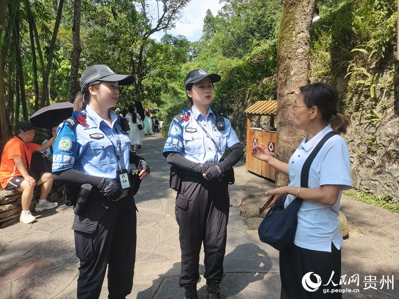旅游警察女子中隊隊員在為游客答疑解難。人民網 黃小桃攝