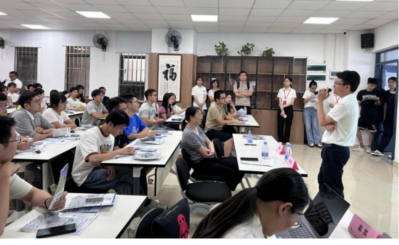 貴州磷化集團人力資源部部長劉荊風與大學生互動交流。