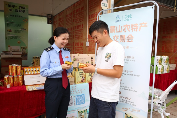 稅務干部深入農交會現場走訪問需，了解企業涉稅需求。鄭婷攝