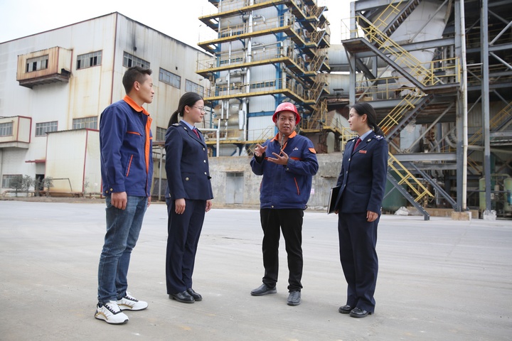 七星關區稅務局工作人員深入畢節明鈞玻璃股份有限公司生產車間一線，了解企業經營情況并開展精準輔導。