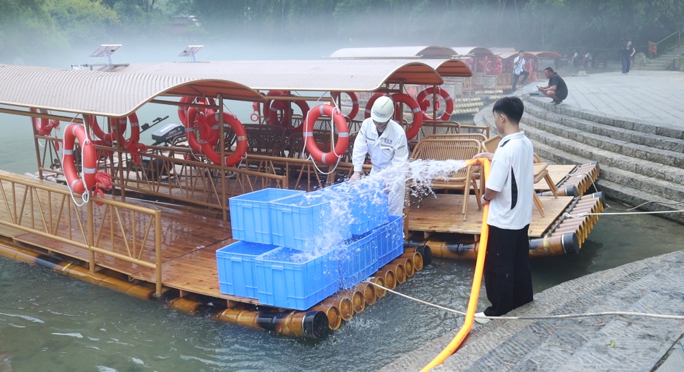 景區工作人員正在對竹筏進行PVC排筏密性試驗。