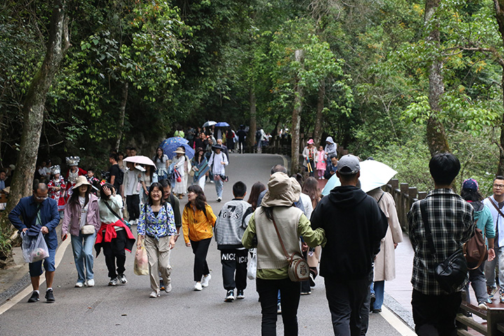 游客打卡荔波小七孔景區。
