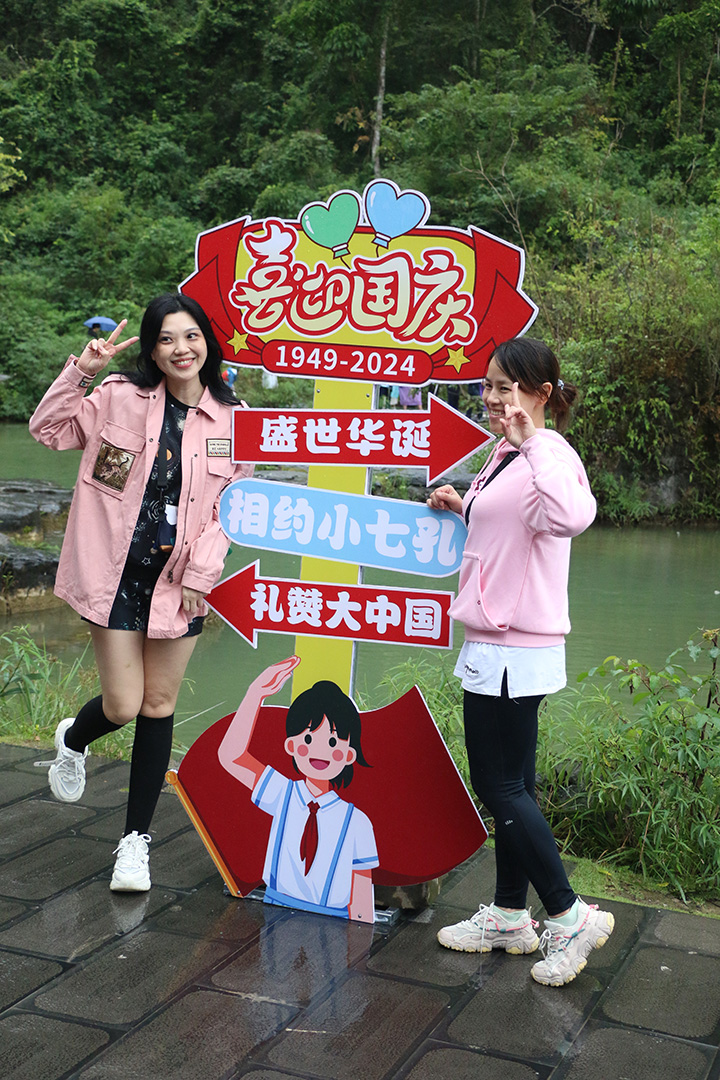 游客在打卡美陳前打卡。