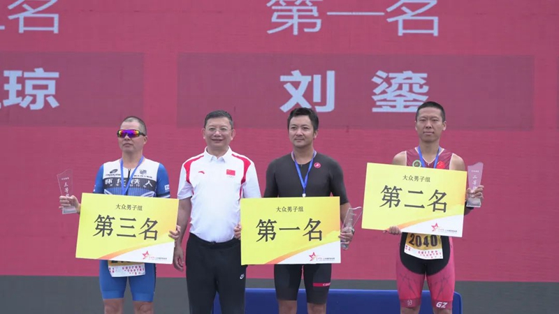 獲獎選手上臺領獎。