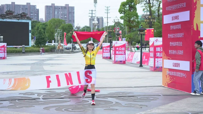 參賽選手沖過終點。