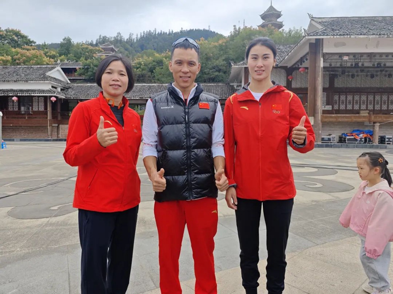 參賽選手抵達現場。