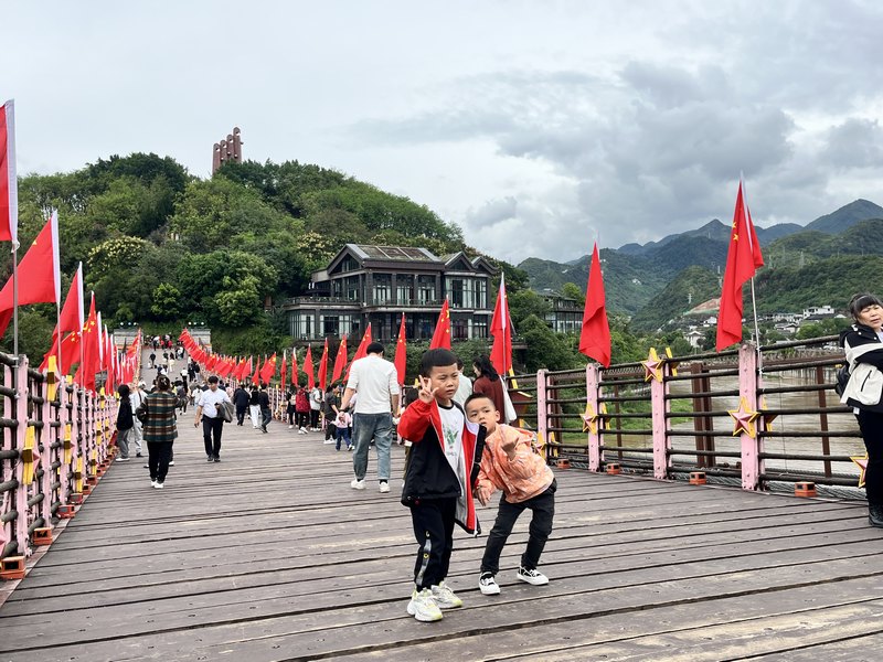 2、游客們在紅軍橋上拍照打卡。.jpg