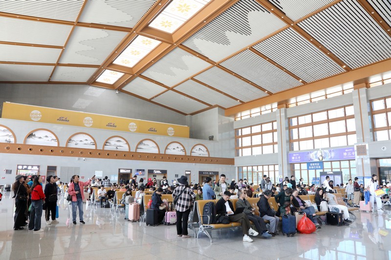 荔波高鐵站內 乘客在候車廳候車.JPG