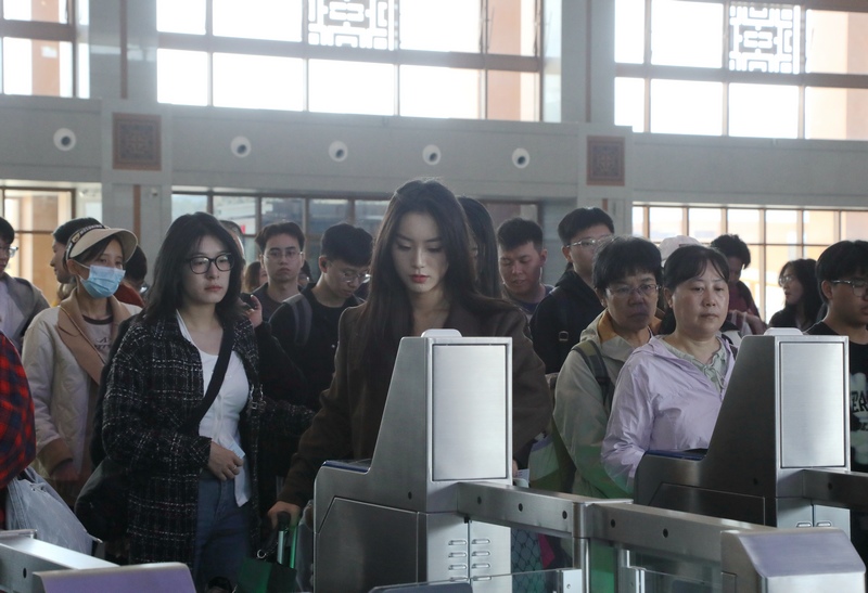 荔波高鐵站內 乘客在檢票進站.JPG