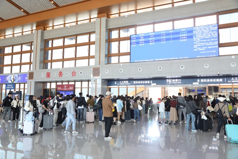 荔波高鐵站內 乘客在排隊等待檢票.JPG