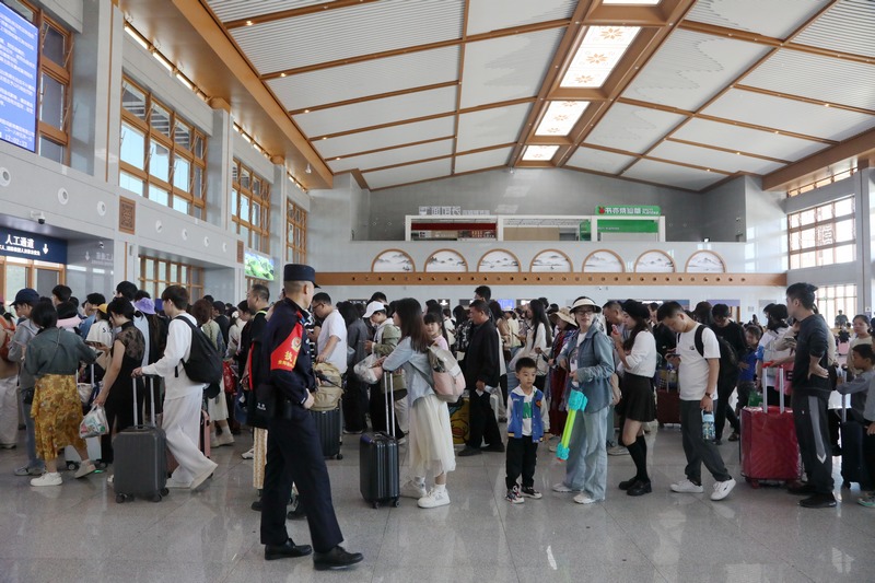 荔波高鐵站內 乘客在排隊檢票.JPG