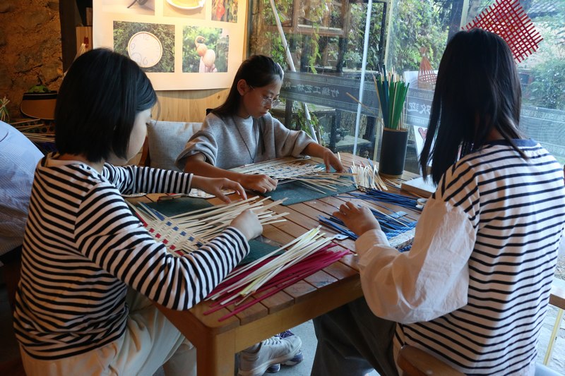 2 游客體驗竹編.JPG