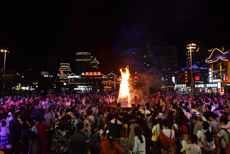 2 圖為荔波古鎮篝火晚會。.JPG