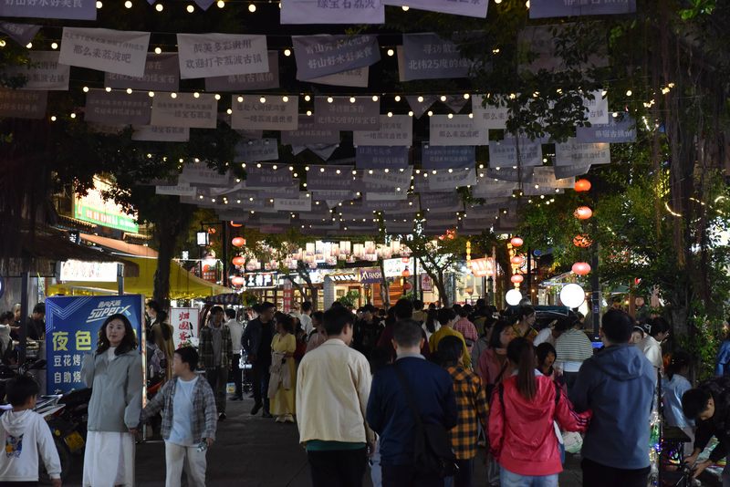 3 圖為荔波古鎮人流如織。.JPG