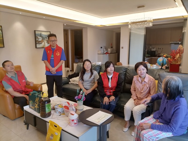 2 端午節時華興社區民情助理陳藝丹(右三)慰問高齡老人