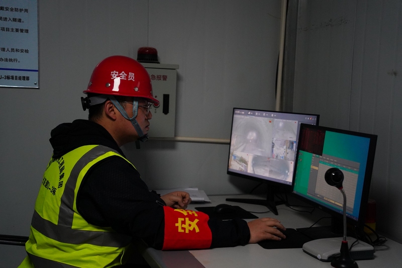 (1)烏長高速TJ-3標項目節假日期間隧道安全人員在崗。 張楠 攝