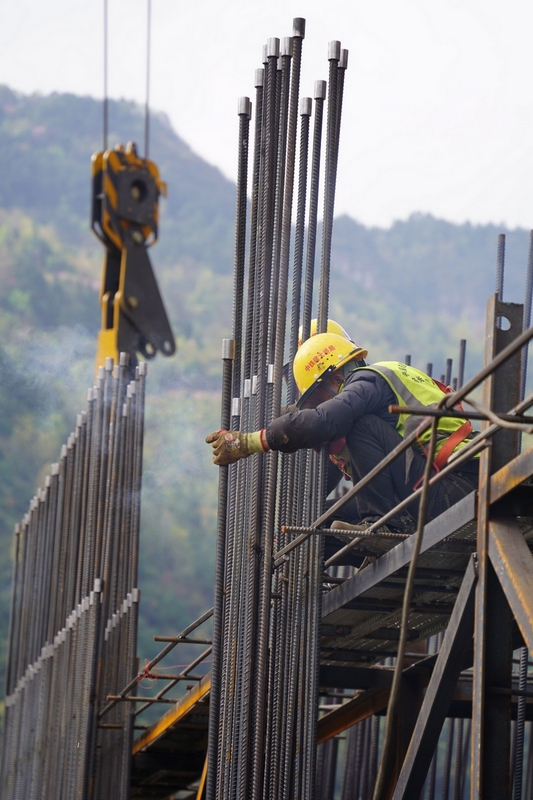 (5)烏長高速TJ-3標金旗特大橋施工現場。 張楠 攝