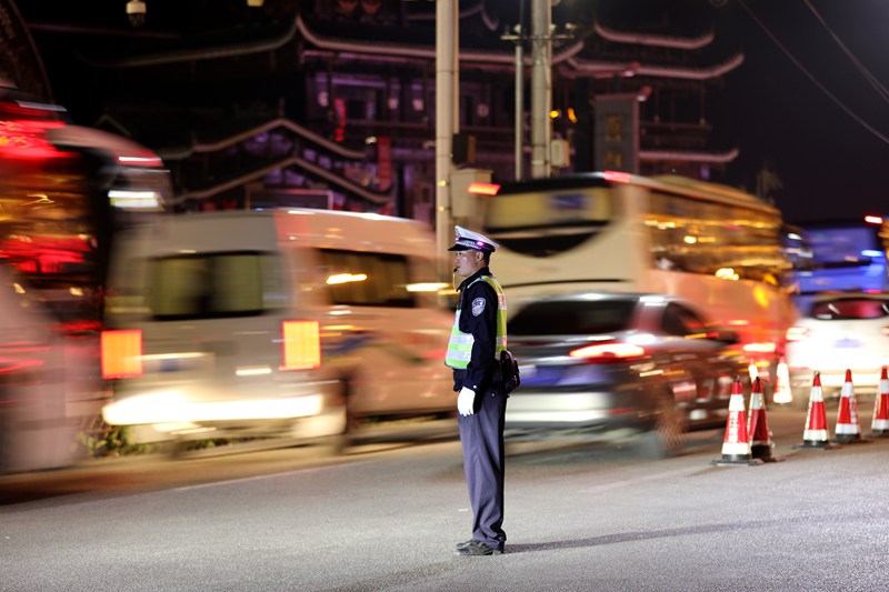10月4日，雷山縣公安局交警大隊輔警在西江千戶苗寨景區營上路口疏導交通。