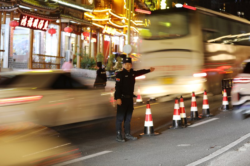 10月4日，雷山縣公安局特巡警大隊輔警在西江千戶苗寨景區周邊路段疏導交通。