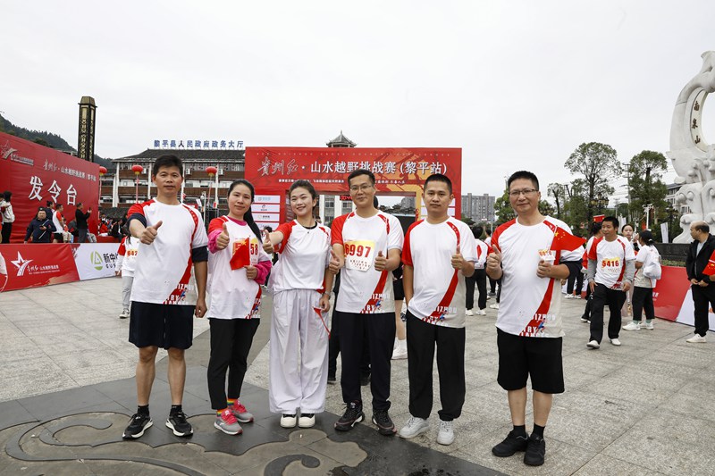 比賽開始前，運動員打氣加油。