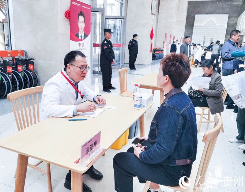 中山一院貴州醫院義診現場。人民網記者 王秀芳攝1