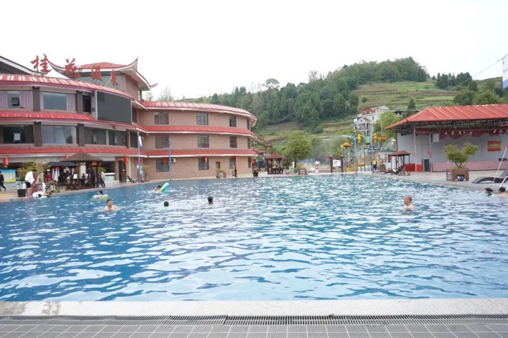 貴州金沙：國慶假期溫泉游火爆 。