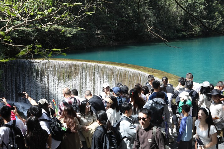 小七孔人流如織。