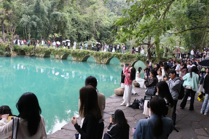 小七孔人氣爆棚。