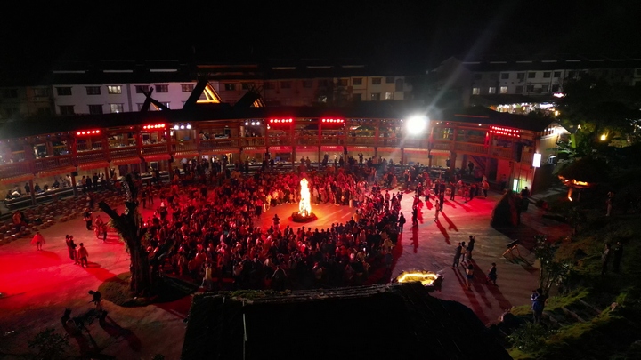瑤山古寨篝火晚會。