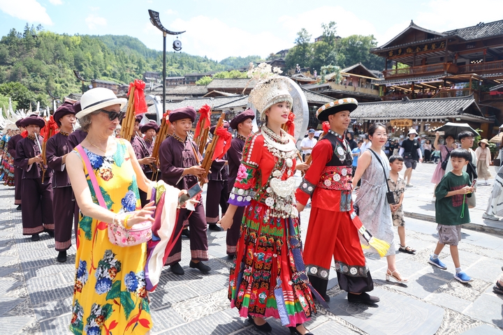 圖為西江千戶苗寨景區開展的活態文化展示。楊維麗 攝 