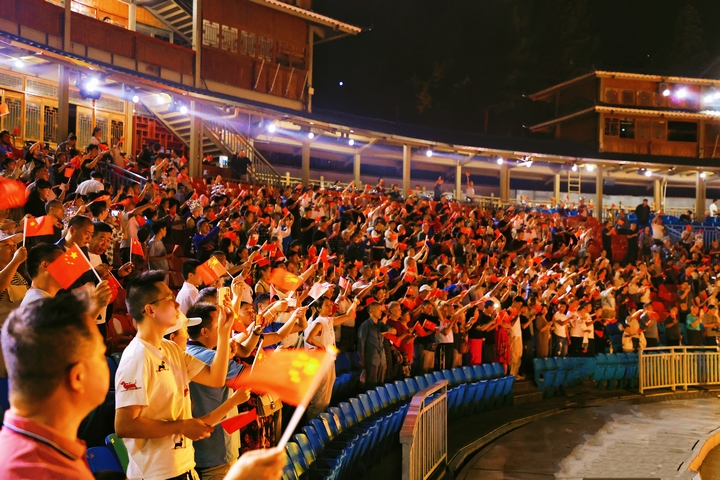 圖為仰歐桑劇場游客在揮旗高唱歌唱祖國。楊維麗攝