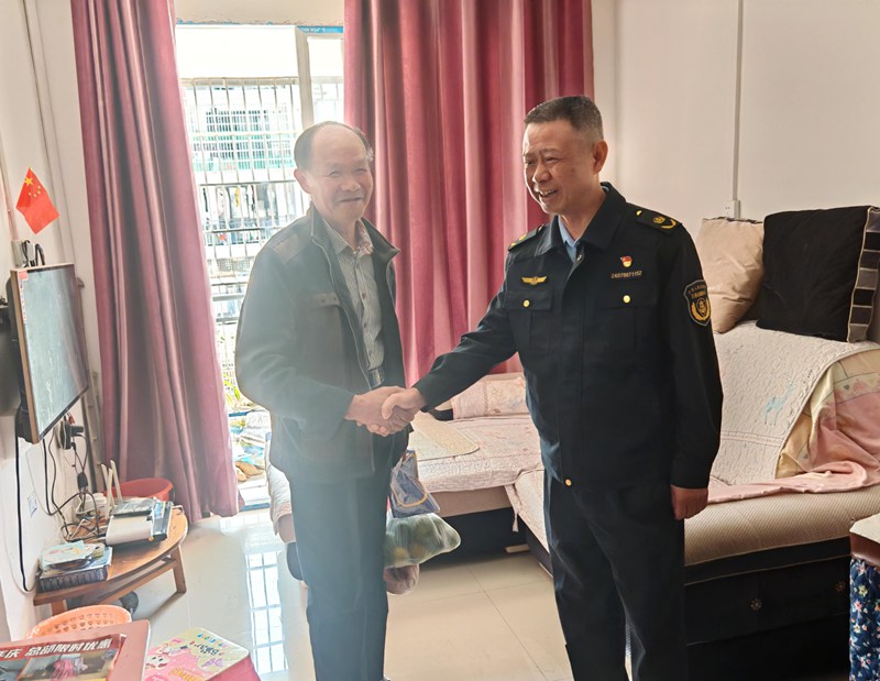 貴州省交通運輸綜合行政執法七支隊十一大隊工作人員與老人親切握手。