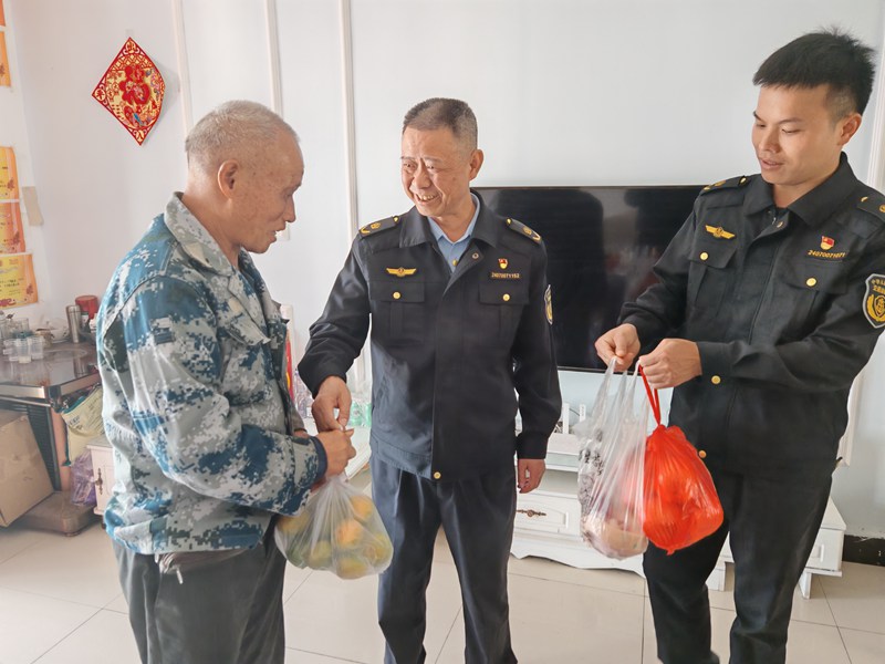 貴州省交通運輸綜合行政執法七支隊十一大隊為老人送去生活物資。