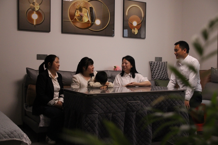 印江自治縣峨嶺街道中州社區干部走訪搬遷群眾。梅亞軍攝