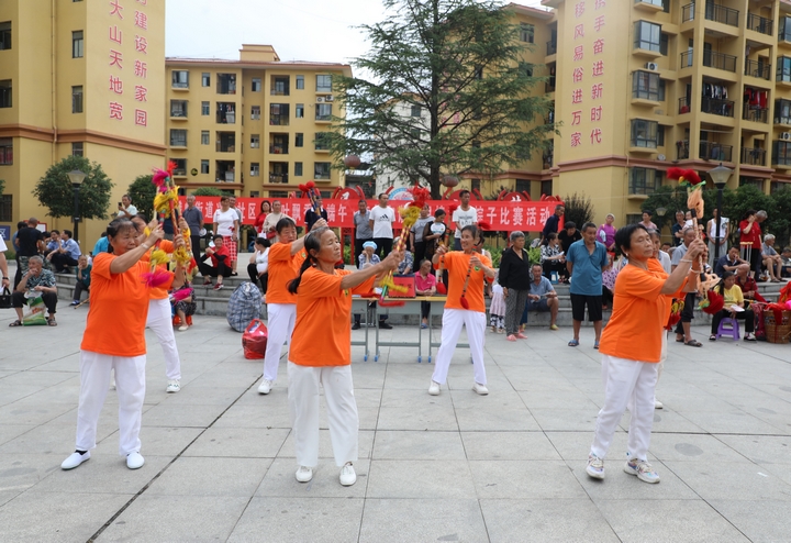 印江自治縣興民社區居民茶余飯后自娛自樂。梅亞軍攝