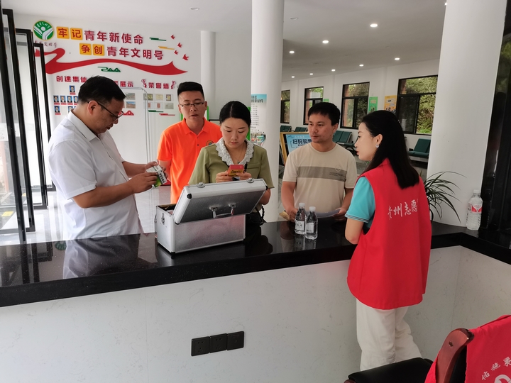 圖為社工部聯合文旅局到景區開展志愿服務相關工作。施秉縣文體廣電旅游局供圖