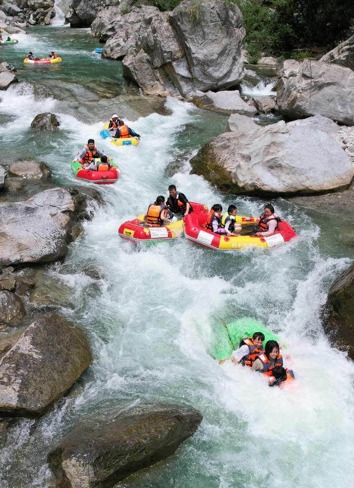 圖為游客在貴州省黔東南苗族侗族自治州施秉縣杉木河景區漂流。磨桂賓攝