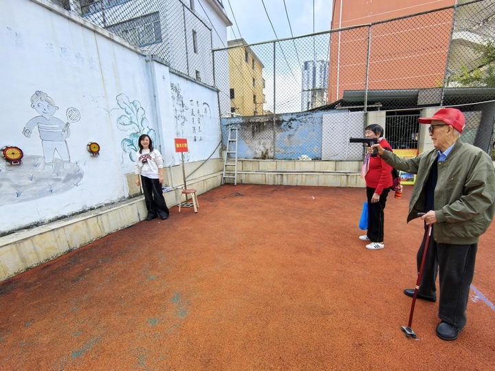 圖為離休干部參與激光打靶項目。