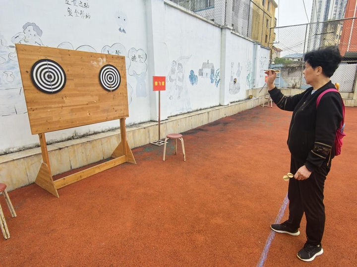 圖為退休干部參與投擲飛鏢項目。