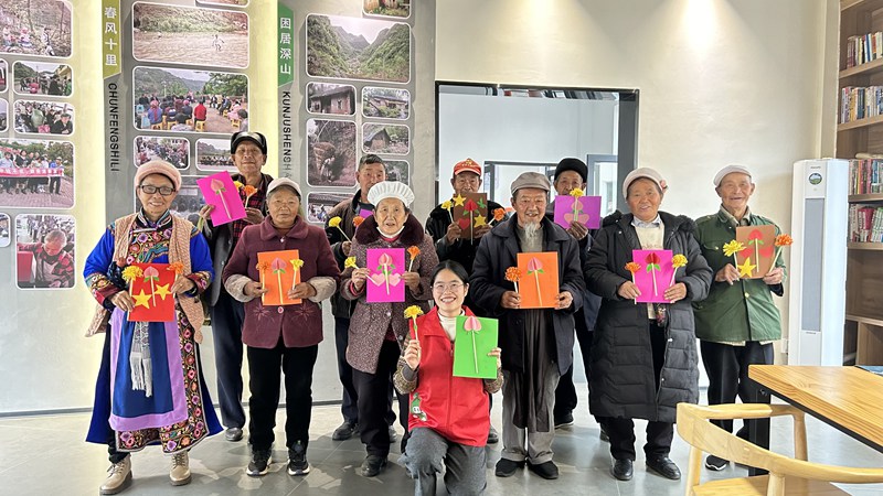 金銀山街道開展“花漾重陽·情暖歲月——老年居民折紙活動”。金銀山街道供圖5