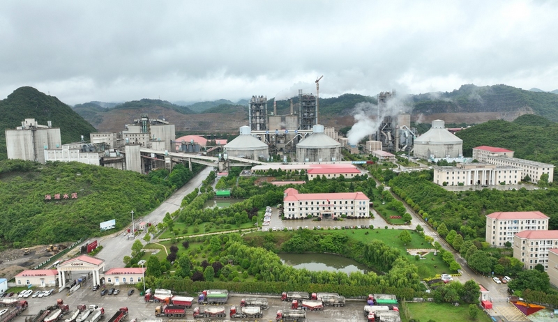 茶林村入駐企業——貴陽盤江海螺水泥有限公司。代勝強  攝