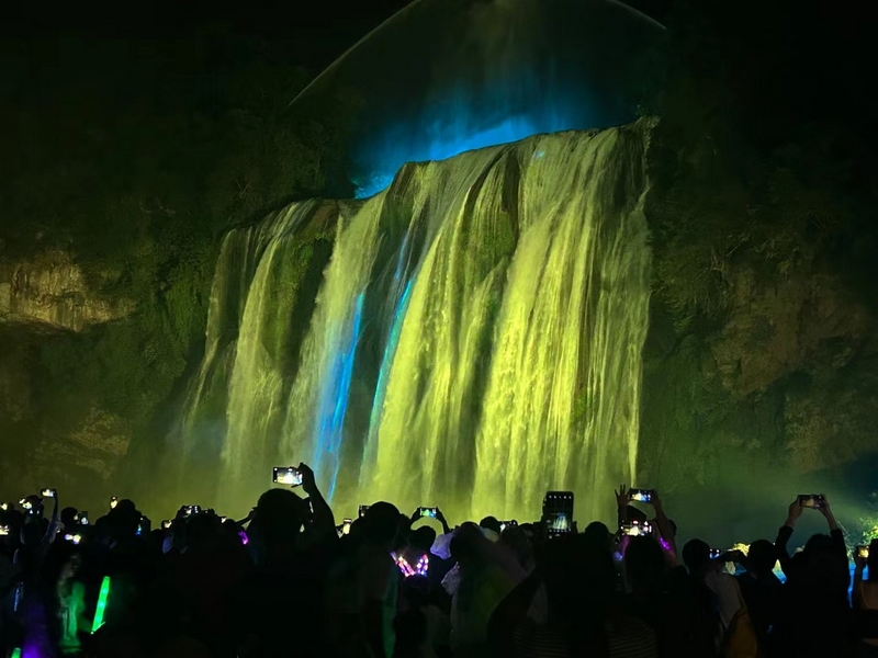 1、游客紛紛拍照記錄景區美景。