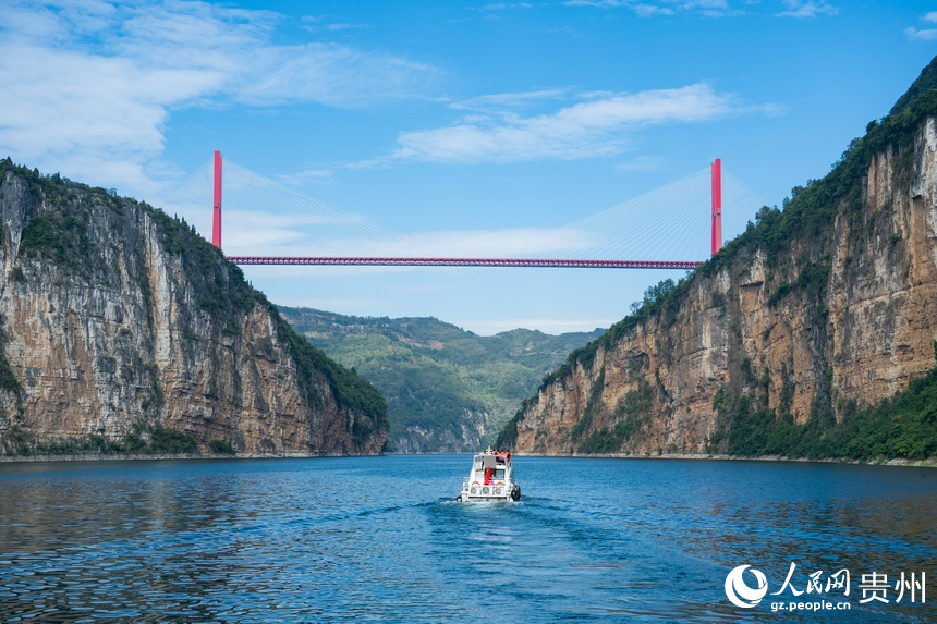 鴨池河大橋與烏江百里畫廊之景相得益彰。人民網 陽茜攝