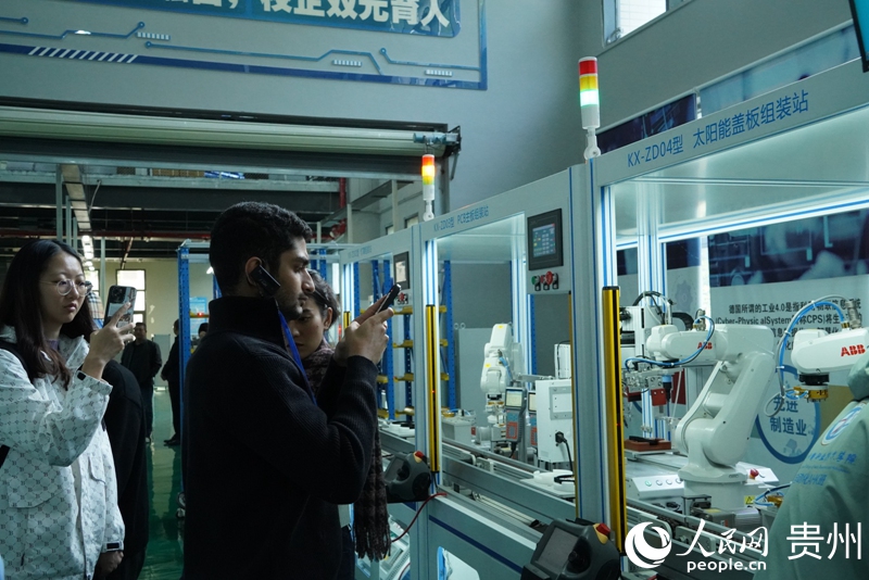 在貴州水利水電職業技術學院實訓基地，正在工作的機器人吸引了眾人目光。人民網 陽茜攝