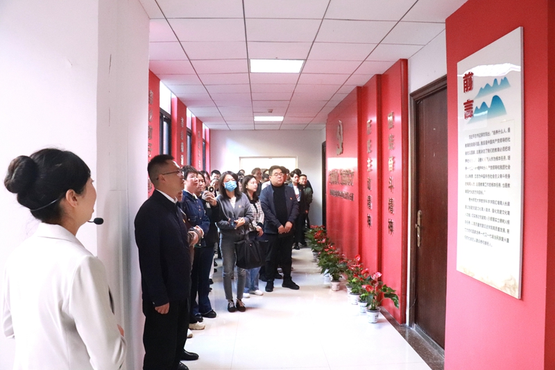 參觀紅墻育人長廊。