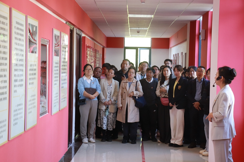參觀紅墻育人長廊。